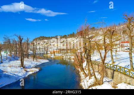 Blick auf den Pivka-Flusspark an einem schönen Wintertag. Es ist ein karstverlassener Fluss in Slowenien. Die Pivka endet in der Planina-Höhle. Der Zusammenfluss der Pivka Stockfoto