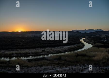 Rio Grand scheint in Big Bend aus den Chisos Mountains zu fließen Stockfoto