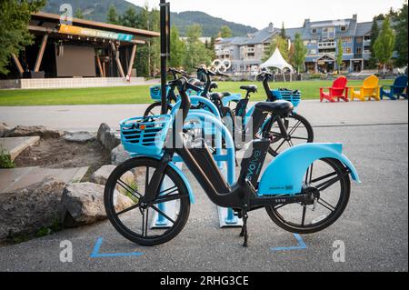 Whistler BC, Kanada - 1. August 2023: Verleih von Elektrofahrrädern an einem Regal im Whistler Village. Stockfoto