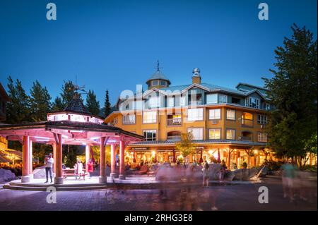 An einem Sommerabend speisen Touristen im Freien auf den Restaurantterrassen im Whistler Village. Whistler BC, Kanada. Stockfoto