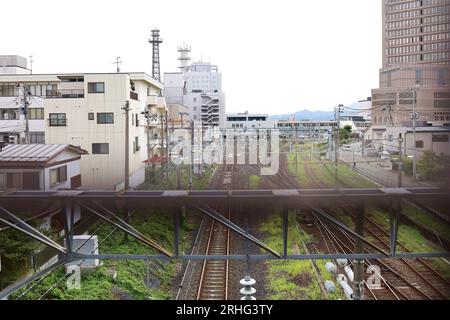 Yamagata City, Präfektur Yamagata, Japan, 16. August 2023. Die konventionelle Linie und die Linie Yamagata Shinkansen, die von der Burg Yamagata aus gesehen werden. Stockfoto