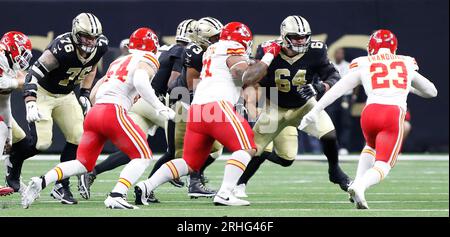 New Orleans Saints Offensive Tackling Calvin Throckmorton (76), Guard Max Garcia (73) und New Orleans Saints Offensive Tackling Nick Saldiveri (64), die alle mit dem Linebacker Leo Chenal der Kansas City Chiefs zusammenarbeiten (54), am Sonntag, den 13. August 2023, im Caesars Superdome in New Orleans, Louisiana, spielten Danny Shelton (71) und Linebacker Drue Tranquill (23) während eines Vorsaison-Spiels der National Football League. (Foto: Peter G. Forest/Sipa USA) Stockfoto