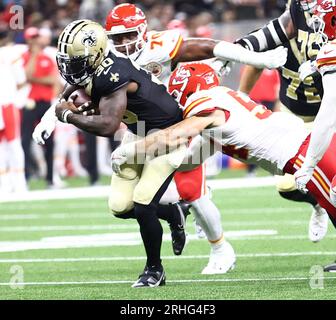New Orleans, USA. 13. Aug. 2023. Leo Chenal (54), der Linebacker der Kansas City Chiefs, versucht, die New Orleans Saints, die Jamaal Williams (30) zurückverfolgen, während eines Vorsaison-Spiels der National Football League im Caesars Superdome in New Orleans, Louisiana, am Sonntag, den 13. August 2023, zu beenden. (Foto: Peter G. Forest/Sipa USA) Kredit: SIPA USA/Alamy Live News Stockfoto