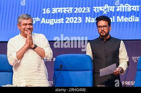 NEU-DELHI, INDIEN - AUGUST 16: Die EU-Minister Ashwini Vaishnav und Anurag Singh Thakur veranstalteten am 16. August 2023 im National Media Centre in Neu-Delhi, Indien, ein Pressegespräch über Kabinettsentscheidungen. Das Kabinett der Union unter der Leitung von Premierminister Narendra Modi hat „PM-eBus Sewa“ für die Ausweitung des städtischen Busbetriebs genehmigt, wobei Städten, die keine organisierte Busverbindung haben, Vorrang eingeräumt wurde. Dafür werden RS 57.613 Crores ausgegeben. Rund 10.000 neue Elektrobusse werden landesweit bereitgestellt. (Foto: Raj K Raj/Hindustan Times/Sipa USA) Stockfoto