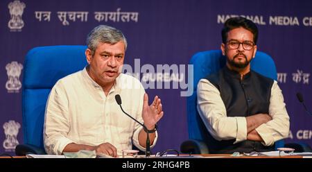 NEU-DELHI, INDIEN - AUGUST 16: Die EU-Minister Ashwini Vaishnav und Anurag Singh Thakur veranstalteten am 16. August 2023 im National Media Centre in Neu-Delhi, Indien, ein Pressegespräch über Kabinettsentscheidungen. Das Kabinett der Union unter der Leitung von Premierminister Narendra Modi hat „PM-eBus Sewa“ für die Ausweitung des städtischen Busbetriebs genehmigt, wobei Städten, die keine organisierte Busverbindung haben, Vorrang eingeräumt wurde. Dafür werden RS 57.613 Crores ausgegeben. Rund 10.000 neue Elektrobusse werden landesweit bereitgestellt. (Foto: Raj K Raj/Hindustan Times/Sipa USA) Stockfoto