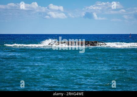 Lahaina, Usa. 16. Aug. 2023. Blick auf ein beschädigtes Wasserfahrzeug, das bei den Waldbränden auf Maui vor der Küste von Lahaina, Maui, am 15. August 2023 zerstört wurde. Mitglieder der Joint Task Force-50 von Hawaii Army und Air National Guard, U.S. Army Active Duty and Reserve unterstützen aktiv die Behörden von Maui County, um sofortige Sicherheit, und das Wohlergehen der von den Waldbränden betroffenen Menschen, um unerschütterliche Unterstützung für die Gemeinde Maui und Ersthelfer zu gewährleisten. Foto von Staff Sgt. Matthew A. Foster/U.S. Army National Guard/UPI Credit: UPI/Alamy Live News Stockfoto