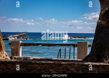 Lahaina, Usa. 16. Aug. 2023. Blick auf beschädigte Boote und Wasserfahrzeuge, die bei den Waldbränden auf Maui vor der Küste von Lahaina, Maui, am 15. August 2023 zerstört wurden. Mitglieder der Joint Task Force-50 von Hawaii Army und Air National Guard, U.S. Army Active Duty and Reserve unterstützen aktiv die Behörden von Maui County, um sofortige Sicherheit, und das Wohlergehen der von den Waldbränden betroffenen Menschen, um unerschütterliche Unterstützung für die Gemeinde Maui und Ersthelfer zu gewährleisten. Foto von Staff Sgt. Matthew A. Foster/U.S. Army National Guard/UPI Credit: UPI/Alamy Live News Stockfoto