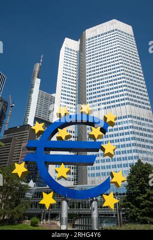 Frankfurt am Main, Deutschland - 10. August 2023: Das Euro-Zeichen von Ottmar Hörl in der Innenstadt von Frankfurt am Main. Stockfoto