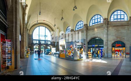 Frankfurt am Main, Deutschland - 10. August 2023: Leute am Hauptbahnhof in Frankfurt beeilen sich zum Zug. Stockfoto