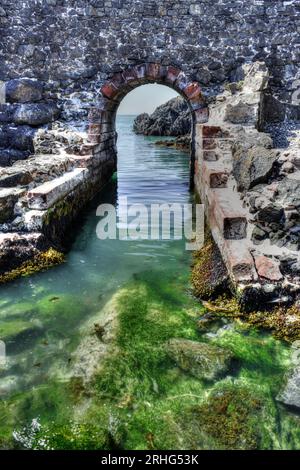 Steinbogen über Meer, Portpatrick Scotland HDR Stockfoto