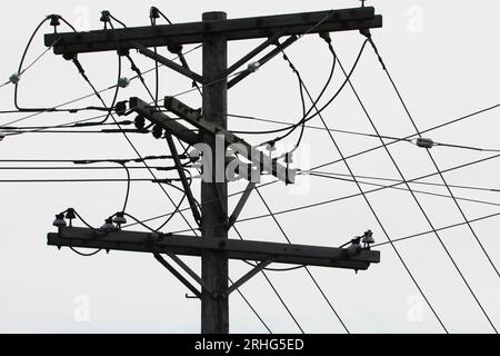 Elektrische Leitungen an einem Stromversorgungspol Stockfoto