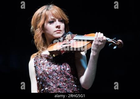 London, Großbritannien. November 2014. Der amerikanische Violinist Lindsey Stirling spielt mit dem italienischen Tenor Andrea Bocelli in der O2 Arena. Danksagung: Justin Ng/Alamy Stockfoto