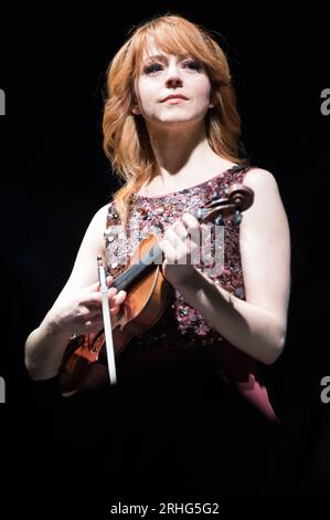 London, Großbritannien. November 2014. Der amerikanische Violinist Lindsey Stirling spielt mit dem italienischen Tenor Andrea Bocelli in der O2 Arena. Danksagung: Justin Ng/Alamy Stockfoto