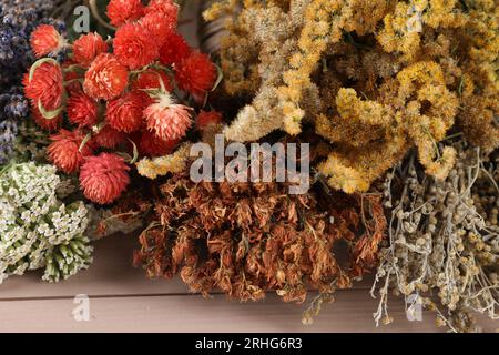 Verschiedene Heilkräuter auf Holztisch, Nahaufnahme Stockfoto