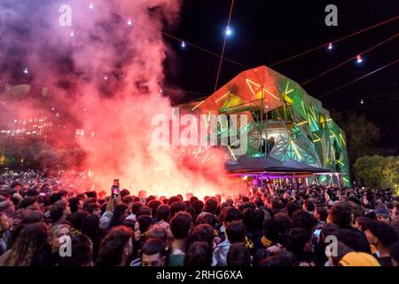 Melbourne, Australien, 16. August 2023. Die Matildas-Fans erstrahlen in der Menge, wenn sie das Spiel auf dem Federation Square während des Halbfinals der Frauenweltmeisterschaft am 16. August 2023 in Melbourne, Australien, sehen. Kredit: Michael Currie/Speed Media/Alamy Live News Stockfoto