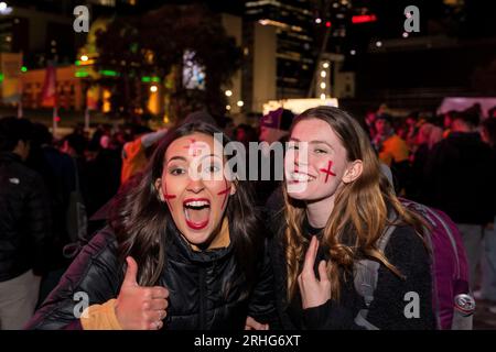 Melbourne, Australien, 16. August 2023. Englische Fans feiern ihren Sieg auf dem Federation Square während des Halbfinals der Frauenweltmeisterschaft am 16. August 2023 in Melbourne, Australien. Kredit: Michael Currie/Speed Media/Alamy Live News Stockfoto