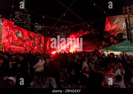 Melbourne, Australien, 16. August 2023. Einige der Zuschauer werfen Leuchtraketen, während die Matildas auf dem Federation Square während des Halbfinales der Frauenweltmeisterschaft in Melbourne, Australien, am 16. August 2023 schießen. Kredit: Michael Currie/Speed Media/Alamy Live News Stockfoto