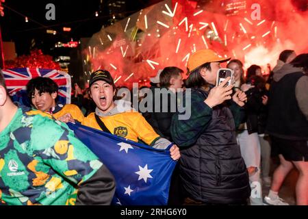 Melbourne, Australien, 16. August 2023. Die Menge dreht durch, während die Matildas auf dem Federation Square während des Halbfinales der Frauenweltmeisterschaft am 16. August 2023 in Melbourne, Australien, ein Tor schießen. Kredit: Michael Currie/Speed Media/Alamy Live News Stockfoto