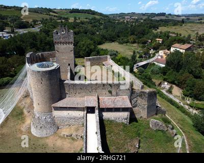 Aus der Vogelperspektive auf die Burg von Staggia, auch Rocca di Staggia genannt. Staggia Senese, Siena, Toskana, Italien Stockfoto