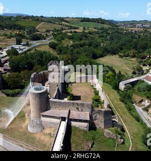 Aus der Vogelperspektive auf die Burg von Staggia, auch Rocca di Staggia genannt. Staggia Senese, Siena, Toskana, Italien Stockfoto