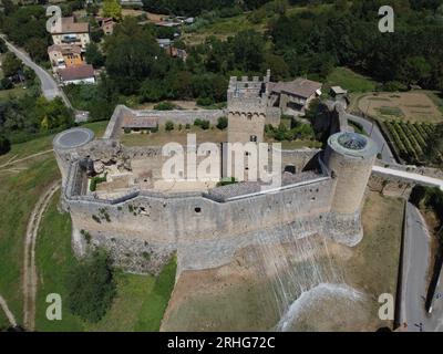 Aus der Vogelperspektive auf die Burg von Staggia, auch Rocca di Staggia genannt. Staggia Senese, Siena, Toskana, Italien Stockfoto