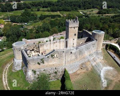 Aus der Vogelperspektive auf die Burg von Staggia, auch Rocca di Staggia genannt. Staggia Senese, Siena, Toskana, Italien Stockfoto