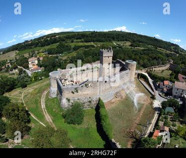 Aus der Vogelperspektive auf die Burg von Staggia, auch Rocca di Staggia genannt. Staggia Senese, Siena, Toskana, Italien Stockfoto
