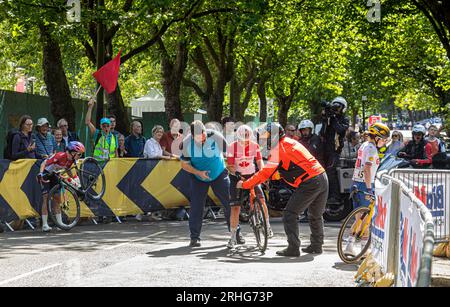 Ein Crash im Kelvingrove Park während des UCI Elite Frauen World Championship Road Race 2023. Simone Boilard aus Kanada wird beim Neustart unterstützt. Stockfoto