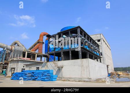 Abwärme-Stromerzeugungsanlage für Drehrohrofen in einer Zementfabrik in nordchina Stockfoto