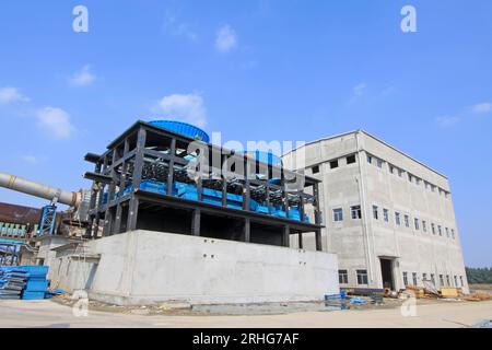 Abwärme-Stromerzeugungsanlage für Drehrohrofen in einer Zementfabrik in nordchina Stockfoto