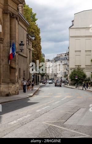 Eine bewölkte Rue de Vaugirard, Paris, Frankreich, 2020. Stockfoto