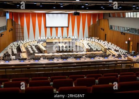 Die Kammer des UN-Wirtschafts- und Sozialrats, leer, im Gebäude der Vereinten Nationen in New York, USA, 2023. Stockfoto