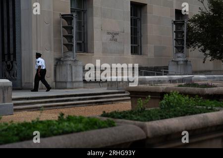 Washington, DC, USA. Aug. 2023. Das Gebäude des US-Justizministeriums ist am 16. August 2023 in Washington, DC, zu sehen. (Foto: Nathan Howard/SIPA USA) Credit: SIPA USA/Alamy Live News Stockfoto