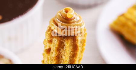 Churros, typisch frittierte Süßigkeit aus Brasilien, Mexiko und Spanien. Bestreut mit einer Schicht Zucker oder Zimt, gefüllt mit Schokolade oder Dulce de leche Stockfoto