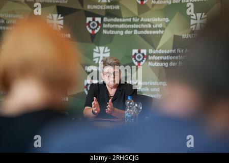 Koblenz, Deutschland. Aug. 2023. Kornelia Annette Lehnigk-Emden, Präsidentin des Bundesamtes für Ausrüstung, Informationstechnik und in-Service-Unterstützung (BAAINBw) in Koblenz, spricht bei einem Termin in Koblenz. Quelle: Thomas Frey/dpa/Alamy Live News Stockfoto