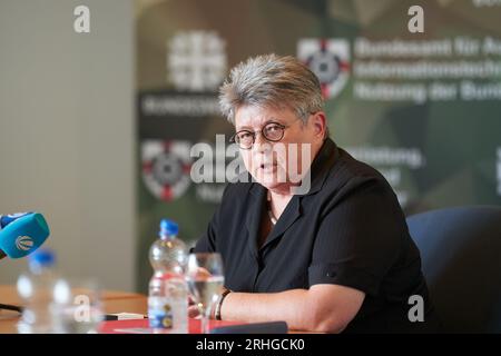 Koblenz, Deutschland. Aug. 2023. Kornelia Annette Lehnigk-Emden, Präsidentin des Bundesamtes für Ausrüstung, Informationstechnik und in-Service-Unterstützung (BAAINBw) in Koblenz, spricht bei einem Termin in Koblenz. Quelle: Thomas Frey/dpa/Alamy Live News Stockfoto