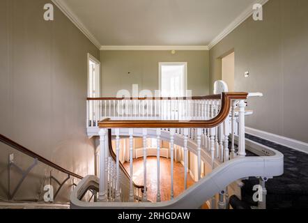 Eine wunderschöne alte Treppe in einem verlassenen Haus. Stockfoto