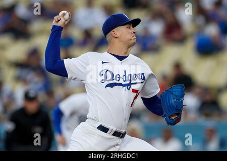 Los Angeles Dodgers Starting Pitcher Bobby Miller (70) wirft während des ersten Inning während eines regulären Saisonspiels zwischen den Milwaukee auf die Platte Stockfoto