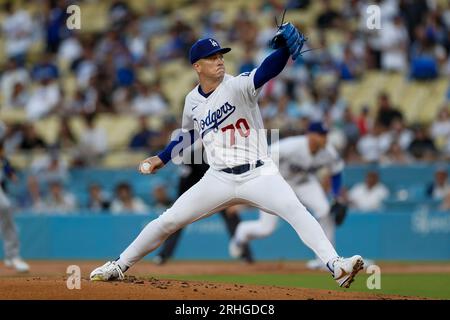 Los Angeles Dodgers Starting Pitcher Bobby Miller (70) wirft während des ersten Inning während eines regulären Saisonspiels zwischen den Milwaukee auf die Platte Stockfoto