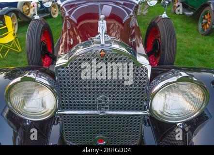 Nahaufnahme des kastanienbraunen 1930er Packard 745 Deluxe Eight Roadster Classic-Automobils auf dem Rasen auf der New England Classic Auto Show. Stockfoto