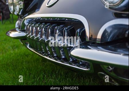 Nahaufnahme des 9-Zahn-Kühlergrills auf einer 1960er Chevrolet Corvette bei einer wöchentlichen Autoshow am Sommerabend in New England, USA. Stockfoto