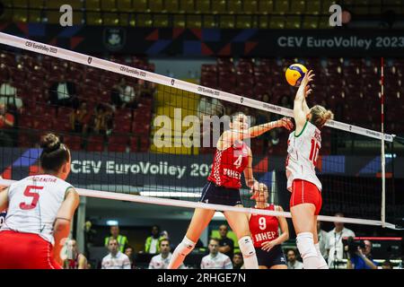 Monza, Italien. Aug. 2023. Bozana Butigan #4 von Kroatien in Aktion beim CEV EuroVolley 2023 Frauen Finale Runde Pool B Volleyball Spiel zwischen Bulgarien und Kroatien in der Arena di Monza. Bulgarien 3 - 1 Kroatien(23-25, 25-23, 25-20, 25-18) Kredit: SOPA Images Limited/Alamy Live News Stockfoto