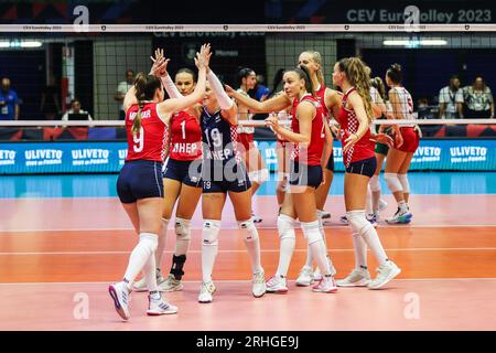 Monza, Italien. Aug. 2023. Kroatien Spieler feiern beim CEV EuroVolley 2023 Frauen Finale Runde Pool B Volleyballspiel zwischen Bulgarien und Kroatien in der Arena di Monza. Bulgarien 3 - 1 Kroatien(23-25, 25-23, 25-20, 25-18) (Foto: Fabrizio Carabelli/SOPA Images/SIPA USA) Credit: SIPA USA/Alamy Live News Stockfoto