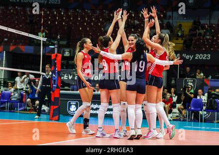 Monza, Italien. Aug. 2023. Kroatien Spieler feiern beim CEV EuroVolley 2023 Frauen Finale Runde Pool B Volleyballspiel zwischen Bulgarien und Kroatien in der Arena di Monza. Bulgarien 3 - 1 Kroatien(23-25, 25-23, 25-20, 25-18) Kredit: SOPA Images Limited/Alamy Live News Stockfoto