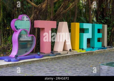 Taipei, Taiwan - 13. März 2023: Nächtlicher Blick auf das farbenfrohe Taipei-Schild Stockfoto