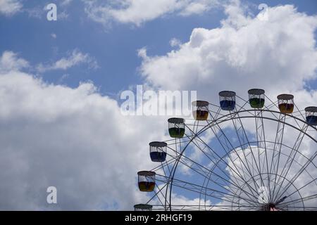 ferris-Radwagen im Vergnügungspark vor teilweise bewölktem Himmel. Luna Park, Sydney, New South Wales, Australien Stockfoto