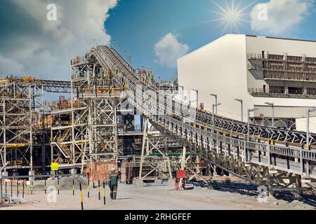 Diamantminenverarbeitungsanlage, primäre Schrubberei, afrikanische Arbeiter, die auf unbefestigten Straßen gehen Stockfoto