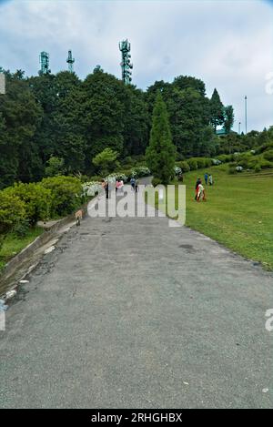 Darjeeling, westbengalen, Indien, 05.27.2023. Touristen, die in einem Park in Kalimpong umherstreifen Stockfoto