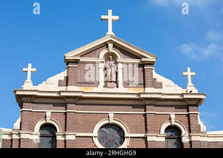 St Kilda, Victoria, Australien - Detail der oberen Geschichte der Missionskirche „Anged Heart“, Nische mit Kreuzen und einer Christusstatue Stockfoto