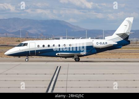 Ein zweimotoriger Gulfstream G200 Business Jet (C-GJLR), der nach der Landung von Toronto, Kanada, am Mesa Gateway Airport rollt. Stockfoto